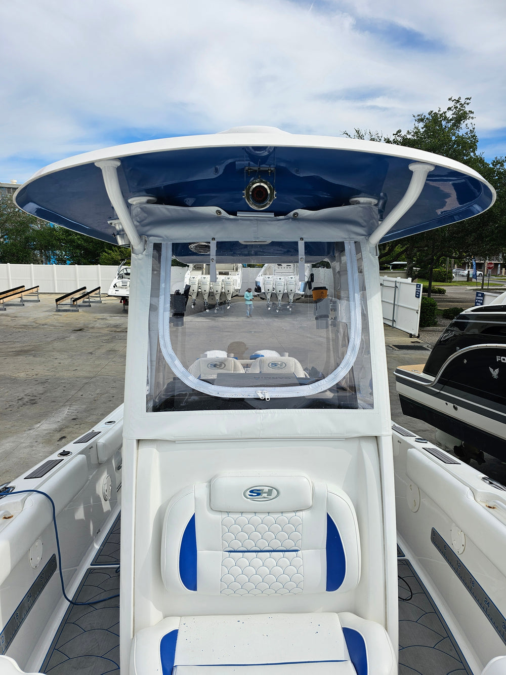 Under-hardtop mount on a center console T-top